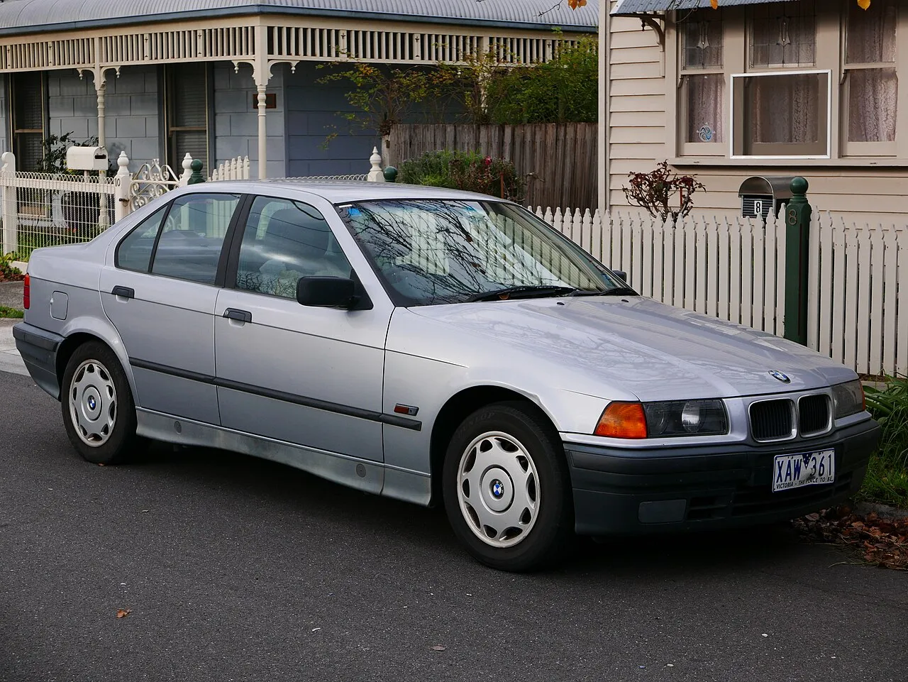 1994 BMW E36 318i sedan, front three-quarter view