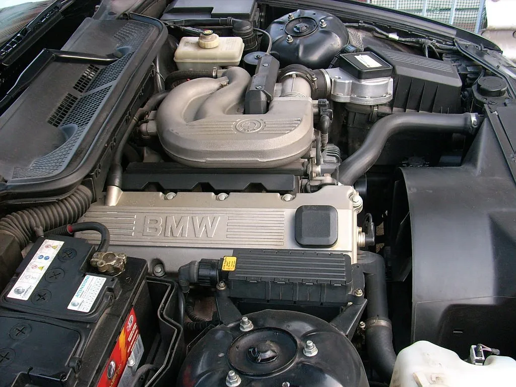 Four-cylinder engine bay of an E36 316i